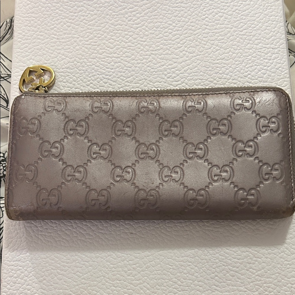 EUC Gucci Taupe Embossed Leather Wallet